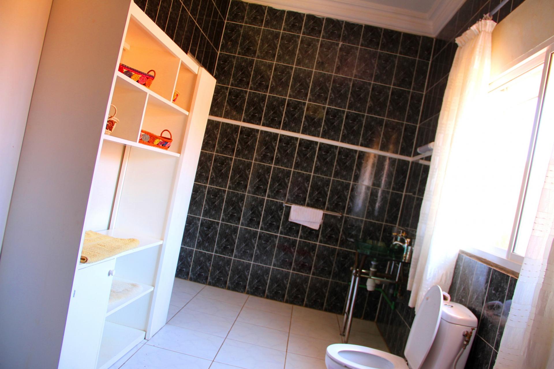 SALLE DE BAIN SUITE VILLA TANA NARIVE LOCATION (6)